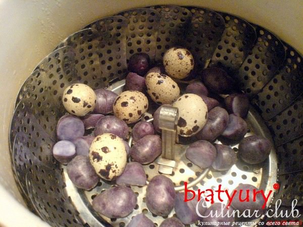 Салат из фиолетового картофеля с рукколой