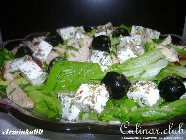 Греческий островной салат с курицей и авокадо