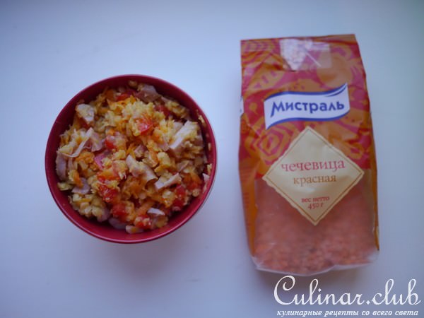 Салат с чечевицей, овощами и копченой курицей