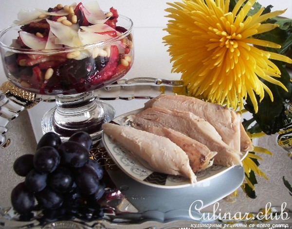 Салат из маринованной свеклы с сельдереем и фруктами .