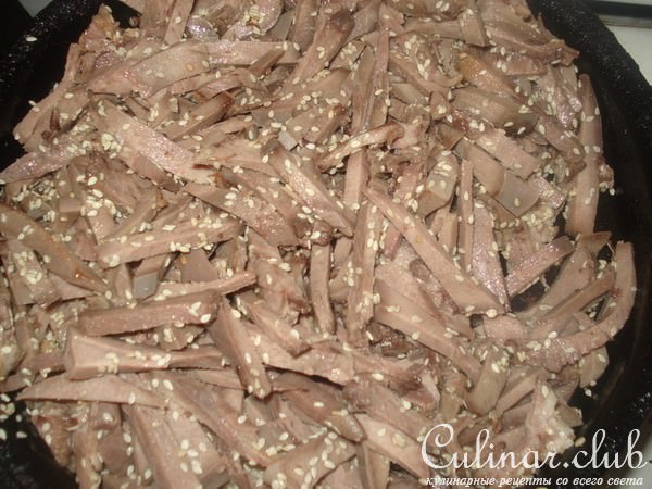 Язык маринованный с кунжутом