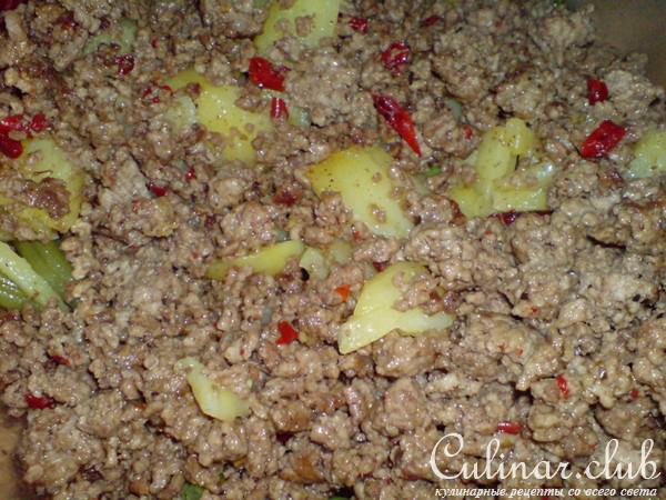 Тёплый огненный салат с зелёной фасолью и телячьим фаршем.