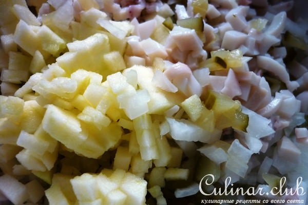 Салат с кальмарами,маринованным луком и яблоком.Три варианта подачи