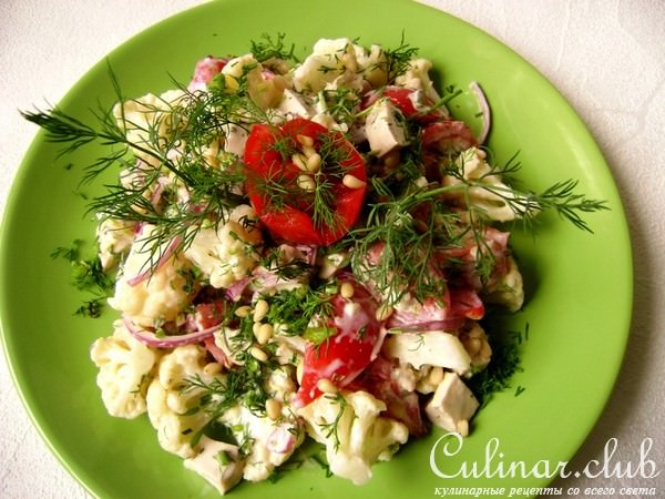 Летний салат из цветной капусты с курицей и пикантной заправкой.