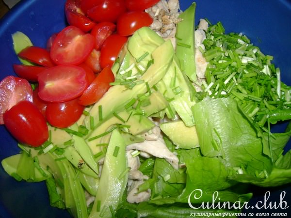Греческий островной салат с курицей и авокадо