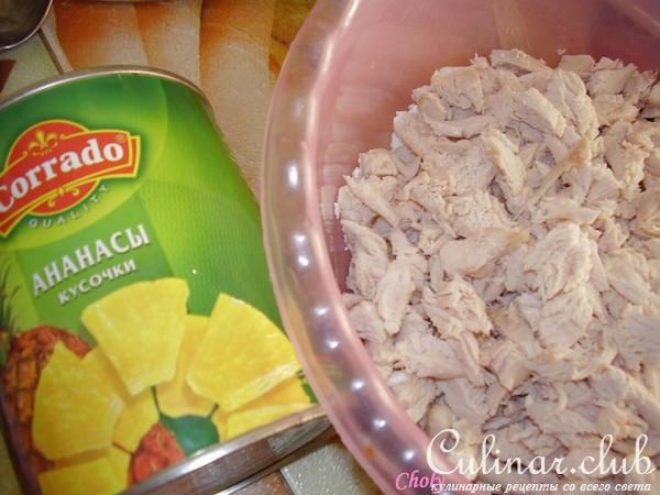 Салат из домашней птицы с ананасом и спаржей
