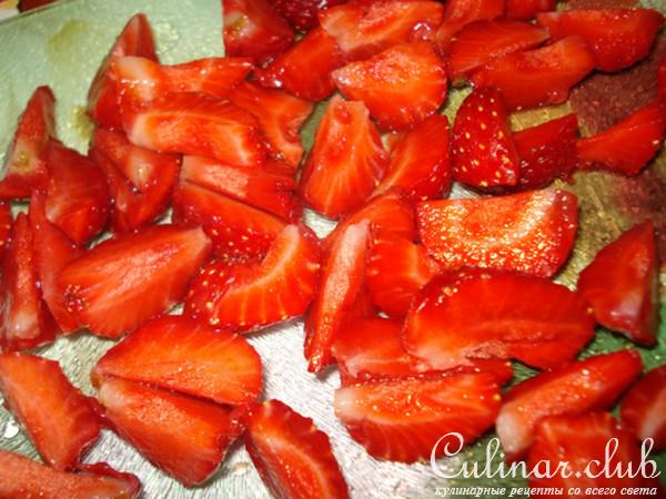 Салат из свинины с клубникой и руколой