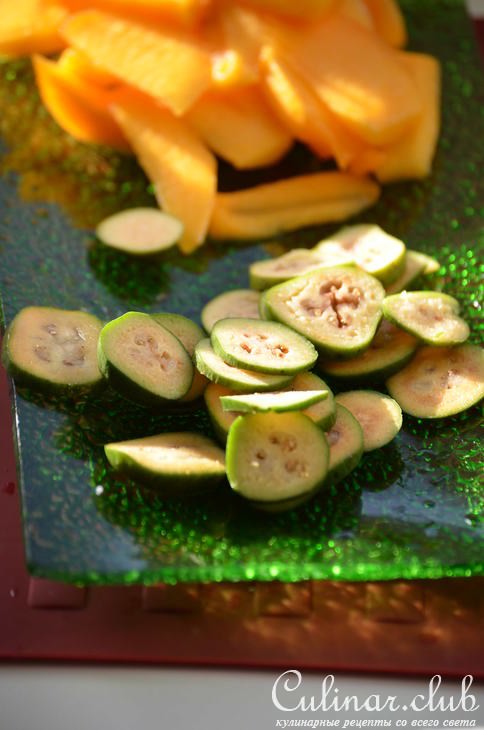 Салат с хурмой, мандаринами,свежим козьим сыром и дижонской горчицей