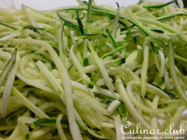 Салат из цуккини,помидорок и сыра