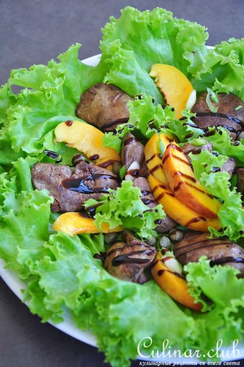Салат из куриной печени с персиками
