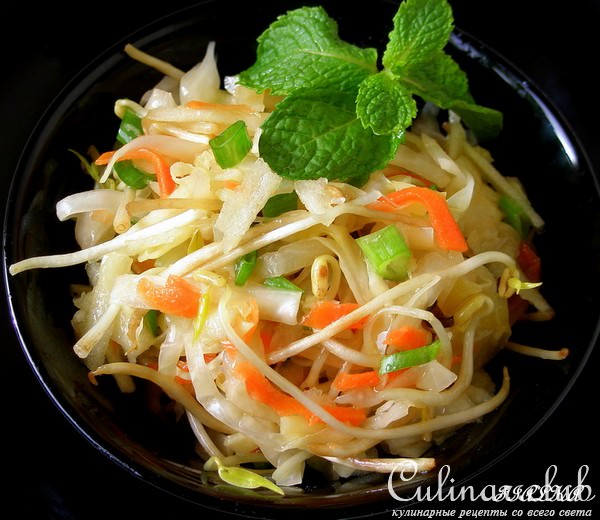 Салат с квашеной капусты с проростками сои