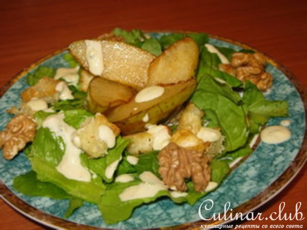 Салат с жареными грушами и голубым сыром