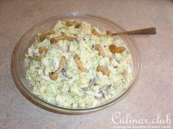 Салат 39;Каприз" из курицы с сыром и грибами