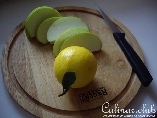 Яркий салат с хурмой и яблоками