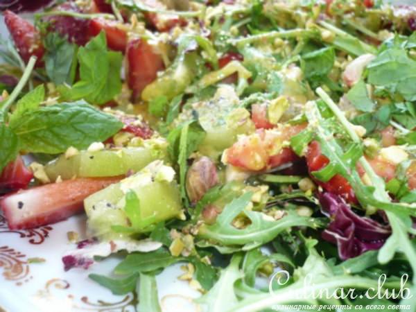 Салат-микс с клубникой, рукколой и соусом манго-чили