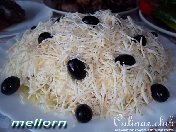 Салат из горбуши с копченым колбасным сыром