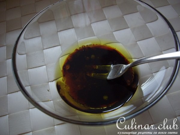 Яркий салат с хурмой и яблоками
