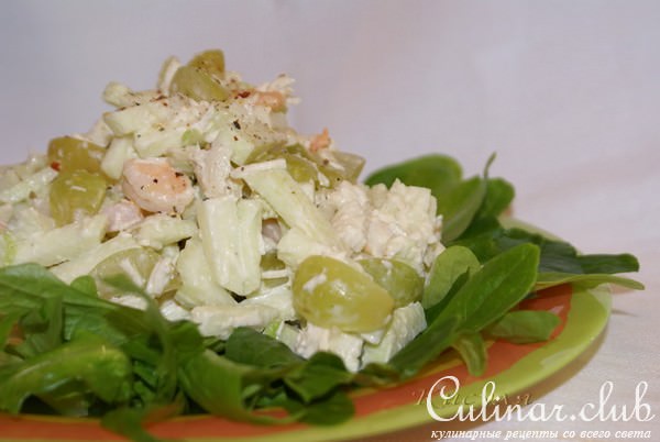 Фруктовый салат с курицей и креветками