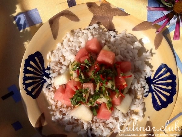 Тайский салат из дыни и риса с кинзой