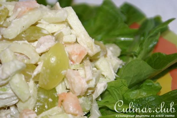 Фруктовый салат с курицей и креветками