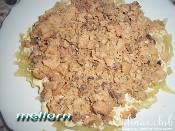 Салат из горбуши с копченым колбасным сыром