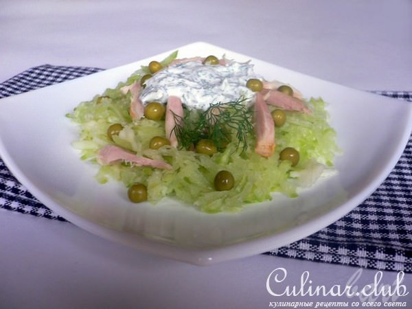 Салат из яблок, зеленой редьки и копченой курицы.