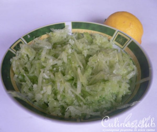 Салат из яблок, зеленой редьки и копченой курицы.