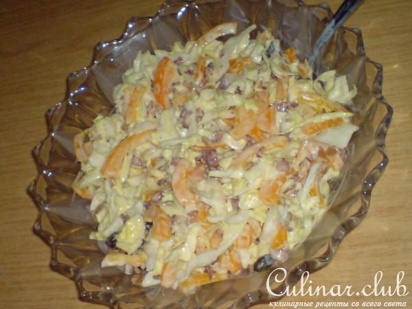 Салат из весенней капусты с паприкой и беконом