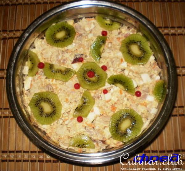 салат с копченой курицей