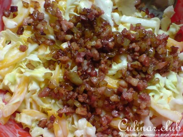 Салат из весенней капусты с паприкой и беконом