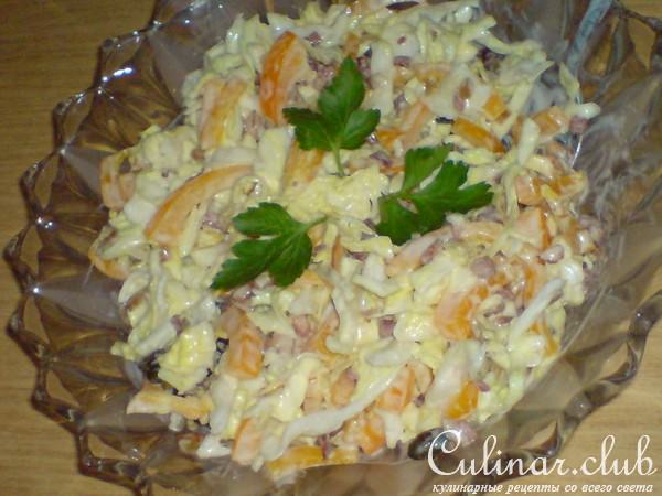 Салат из весенней капусты с паприкой и беконом