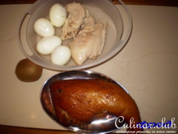 салат с копченой курицей