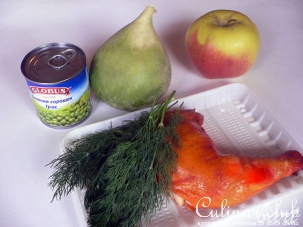 Салат из яблок, зеленой редьки и копченой курицы.