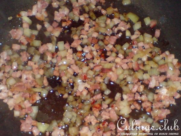 Салат из весенней капусты с паприкой и беконом