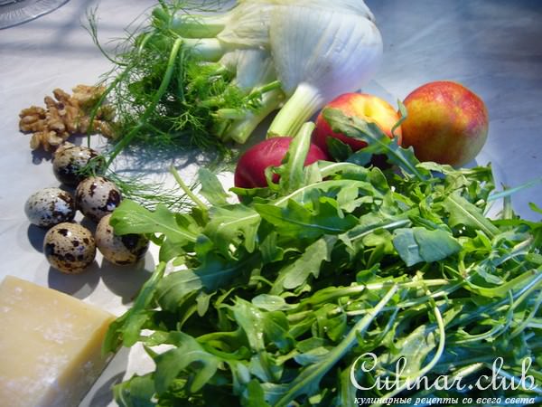Салат из руколы с нектаринами, фенхелем и перепелиными яйцами