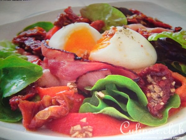 Салат Латук с сушеными помидорами и яйцом