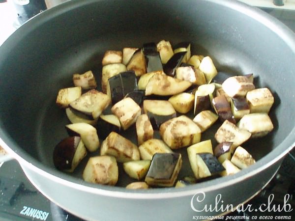 Теплый салат с жареным сыром.