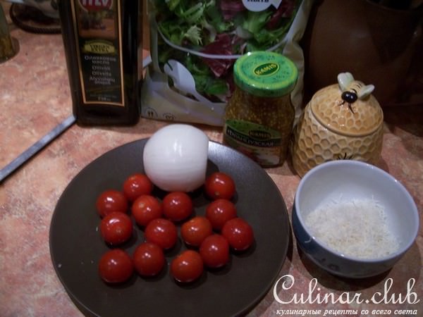 Салат с заправкой из пармезана.