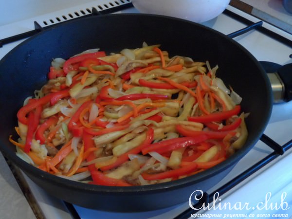 Теплый салат с отварным свиным языком и овощами.