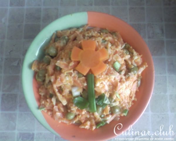 Морковный салат с горошком и чесноком