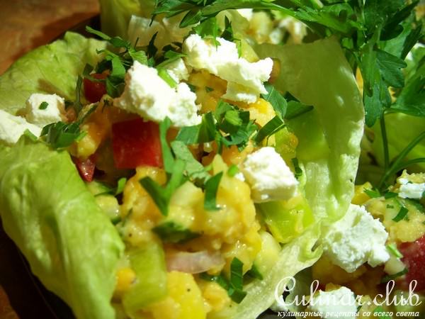 Салат из чечевицы с брынзой и овощами