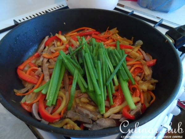 Теплый салат с отварным свиным языком и овощами.