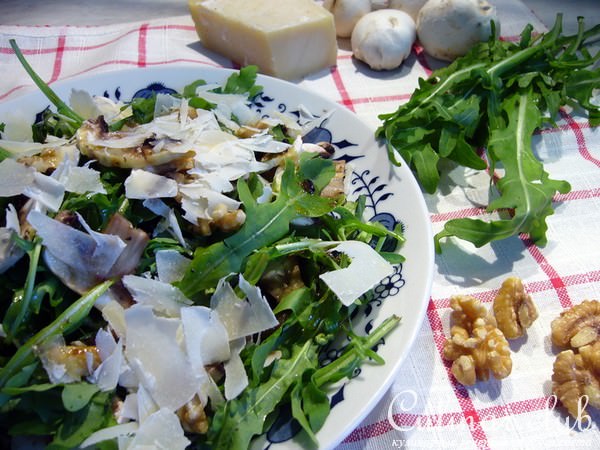 Салат из сырых шампиньонов с руколой