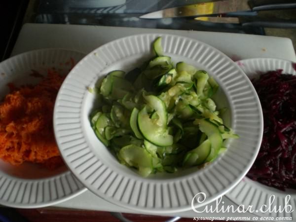 Слоёный овощной салатик с грибным соусом( вариант)