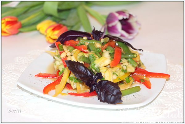 Салат с кабачками, болгарским перцем и кедровыми орешками