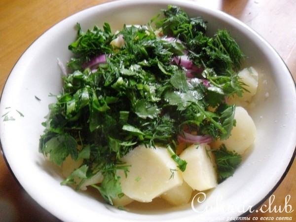 Пряный тёплый салат из молодого картофеля.