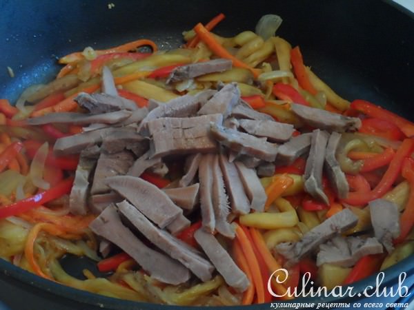Теплый салат с отварным свиным языком и овощами.