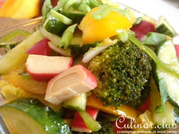 Салат с брокколи, кукурузой и крабовыми палочками.