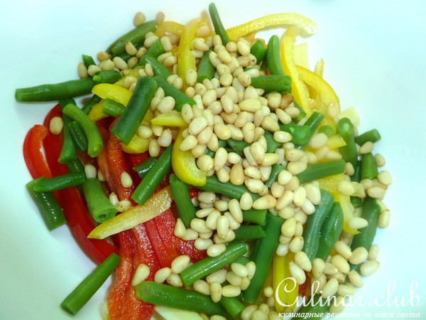 Салат с кабачками, болгарским перцем и кедровыми орешками