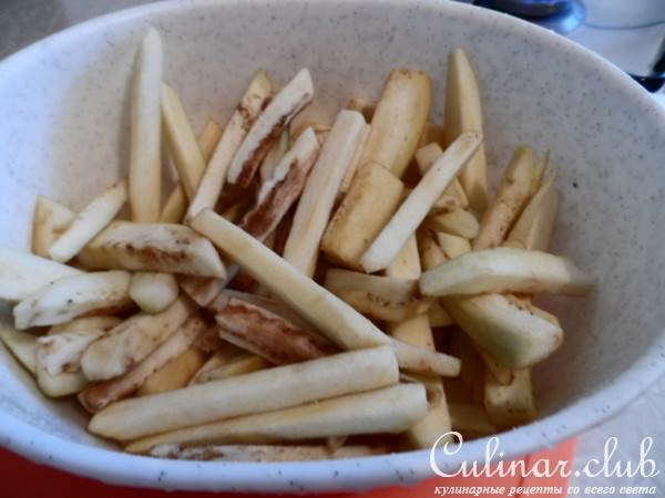 Теплый салат с отварным свиным языком и овощами.